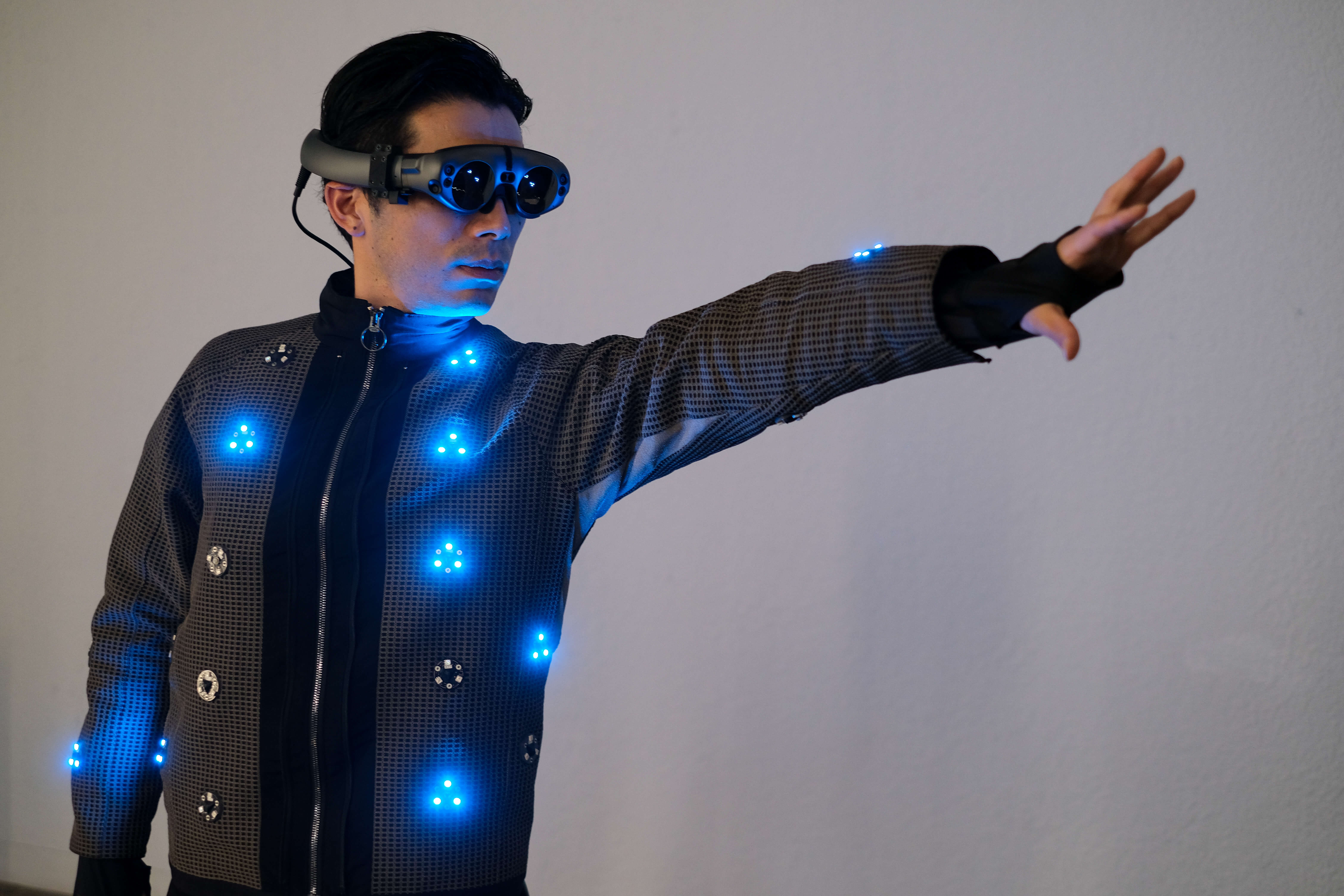 Kmd 慶應義塾大学大学院メディアデザイン研究科 二次元通信ハプティクススーツを開発